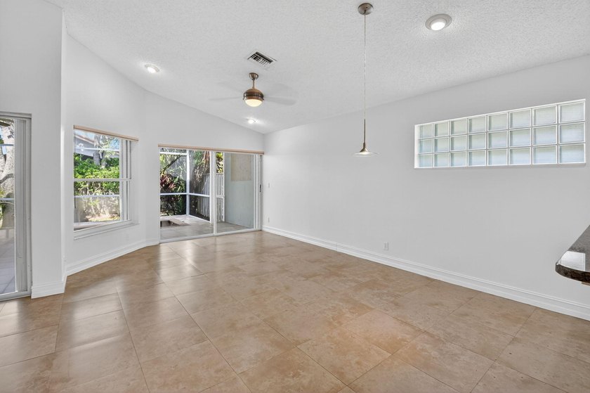 Welcome to this charming single-story residence in Palm Isles - photo 8