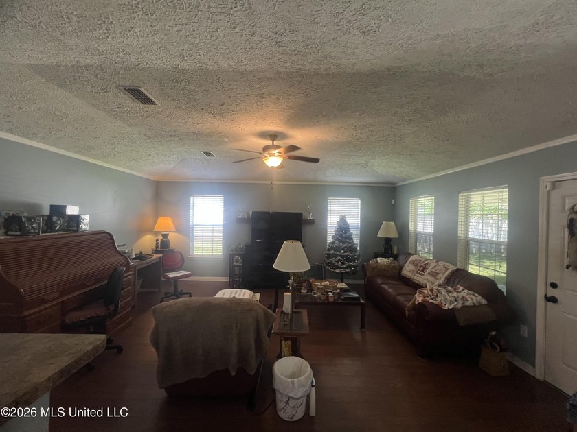 Just listed: a well-maintained, move-in-ready home on a large - photo 10