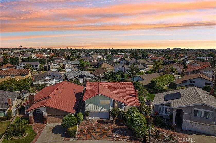 Great 2 story luxury home located in a well established - photo 3