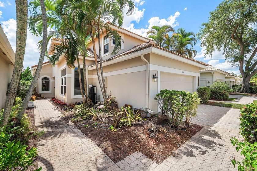 Completely renovated, this beautifully reimagined residence - photo 3