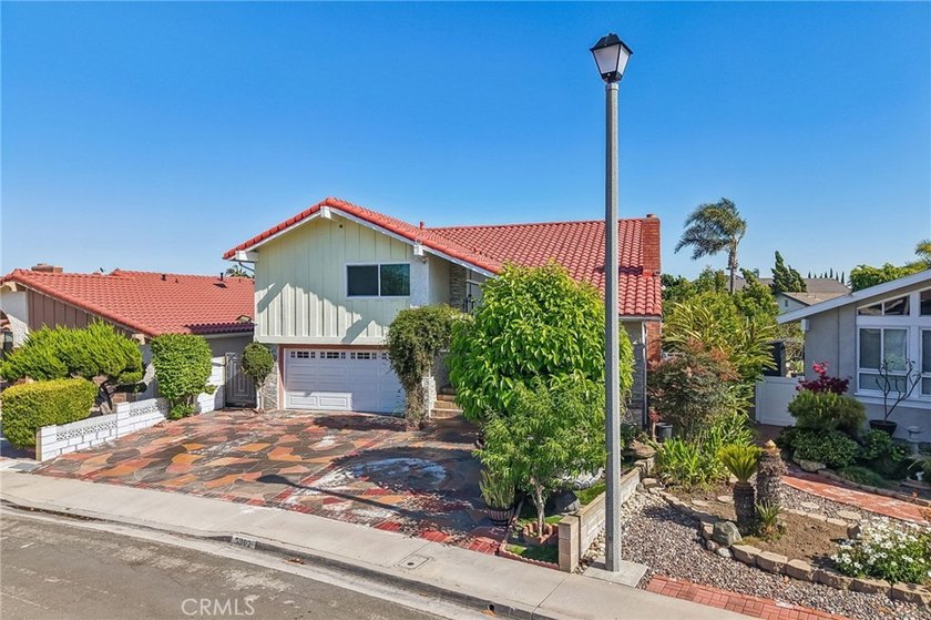 Great 2 story luxury home located in a well established - photo 4