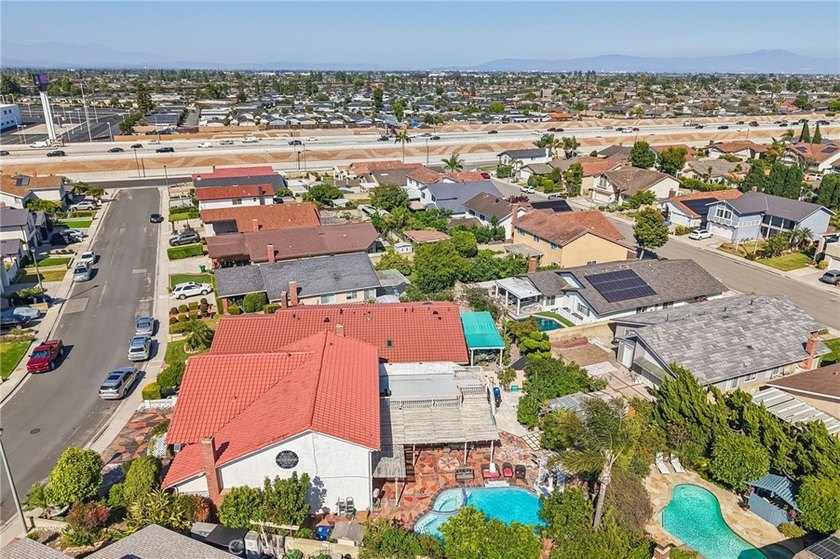 Great 2 story luxury home located in a well established - photo 5