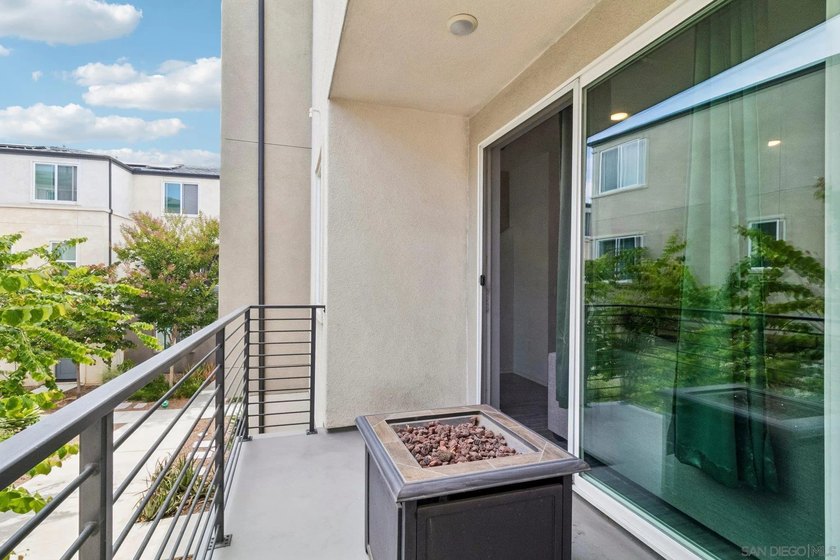 Welcome to Playa Del Sol living at its finest! This beautifully - photo 17