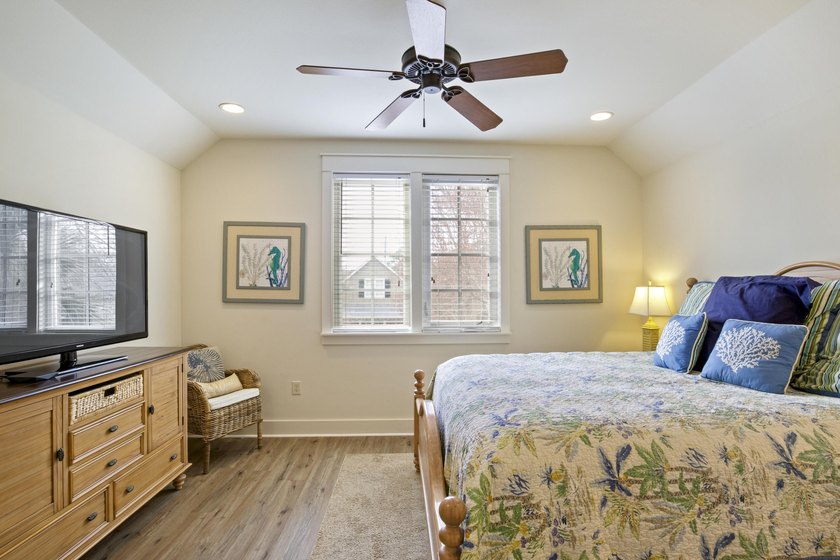 Set on a prime corner lot within the Bungalos at Sandestin, this - photo 20