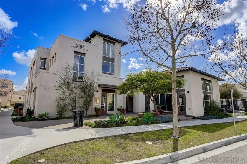 Welcome to Playa Del Sol living at its finest! This beautifully - photo 35