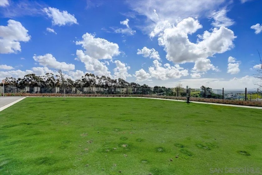 Welcome to Playa Del Sol living at its finest! This beautifully - photo 36