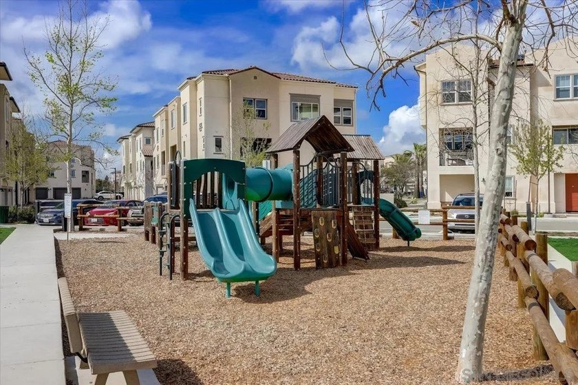Welcome to Playa Del Sol living at its finest! This beautifully - photo 37