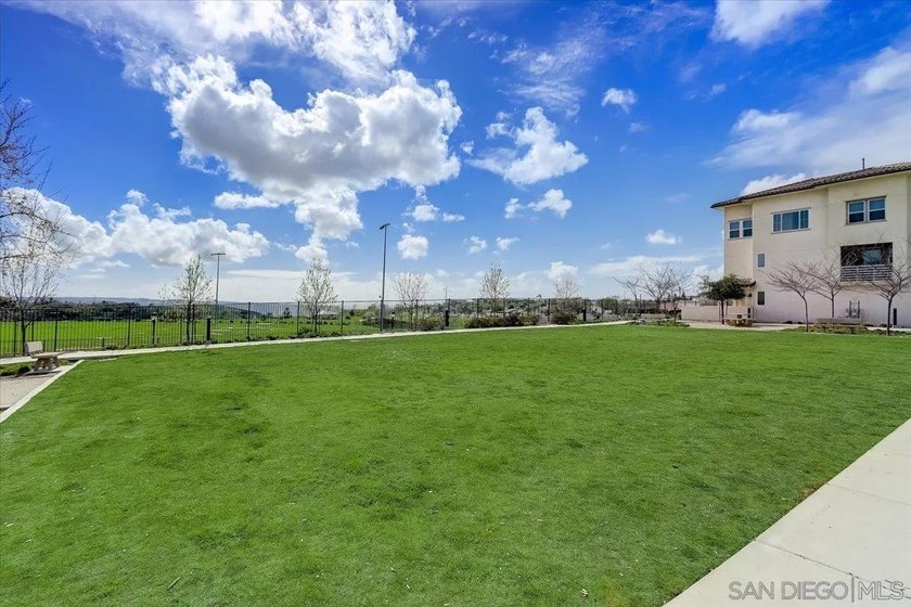 Welcome to Playa Del Sol living at its finest! This beautifully - photo 38