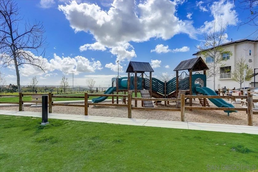 Welcome to Playa Del Sol living at its finest! This beautifully - photo 39