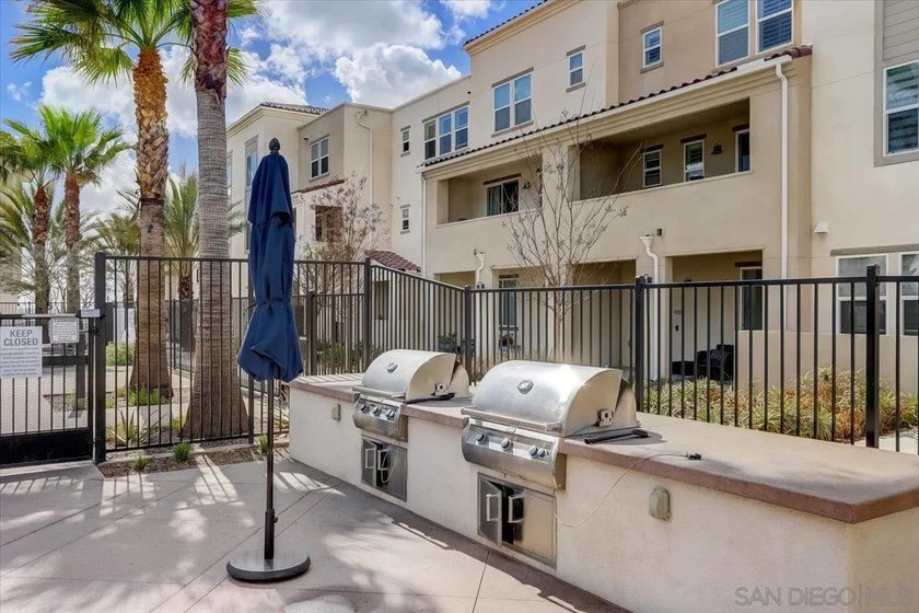 Welcome to Playa Del Sol living at its finest! This beautifully - photo 41