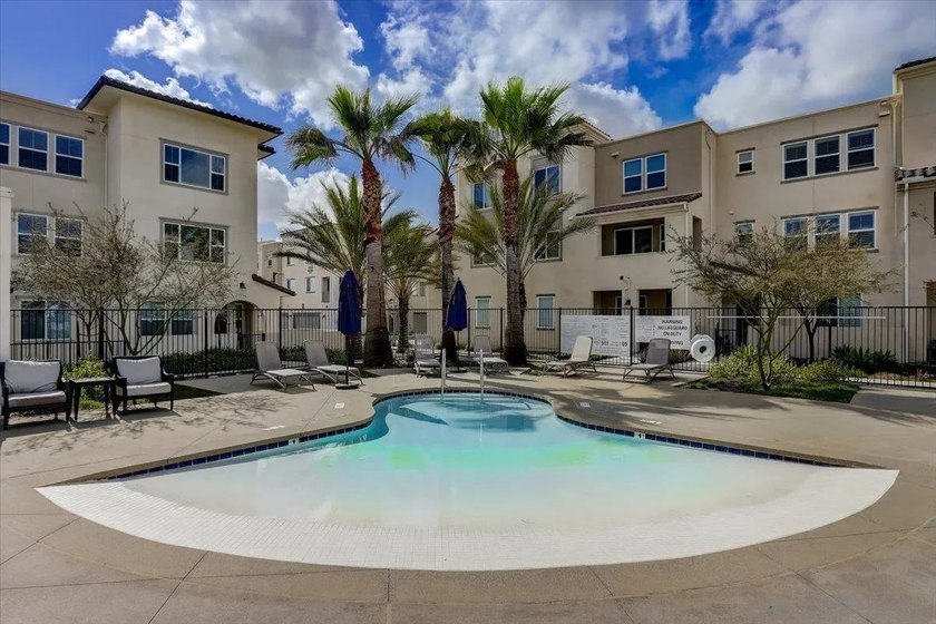 Welcome to Playa Del Sol living at its finest! This beautifully - photo 46