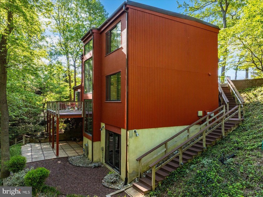 Stunning offering in gated Epping Forest! This mid-century - photo 4