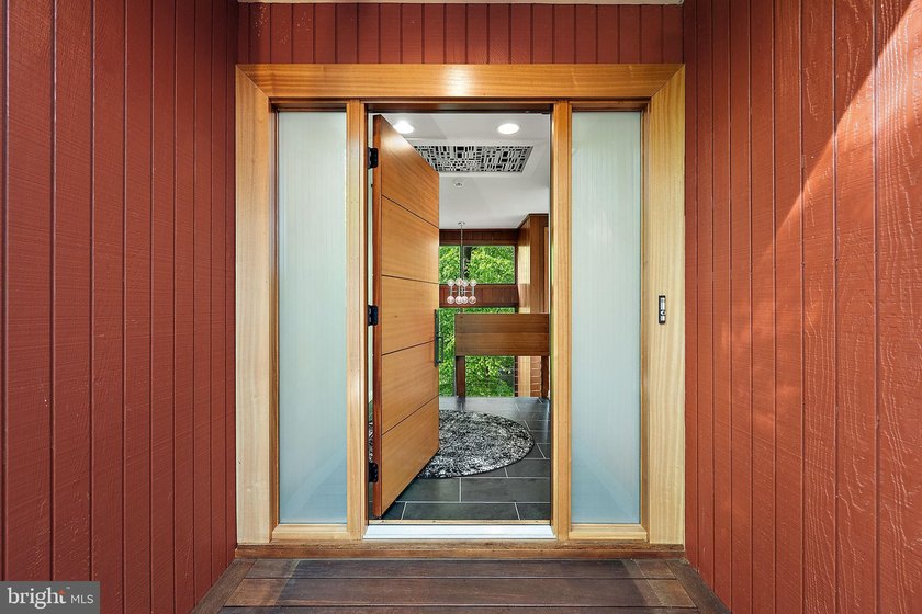 Stunning offering in gated Epping Forest! This mid-century - photo 5