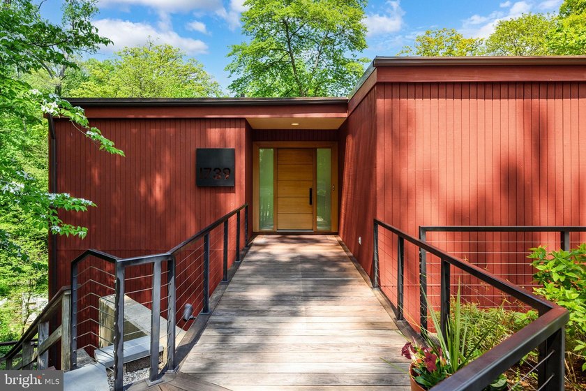 Stunning offering in gated Epping Forest! This mid-century - photo 6