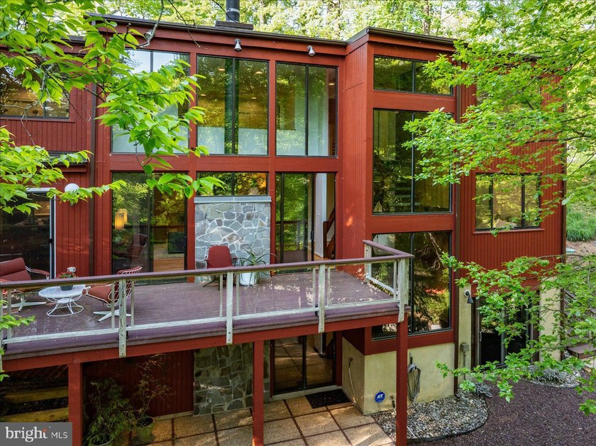 Stunning offering in gated Epping Forest! This mid-century - photo 8