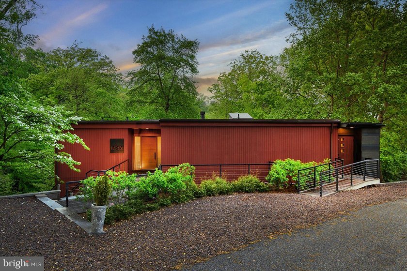 Stunning offering in gated Epping Forest! This mid-century - photo 9