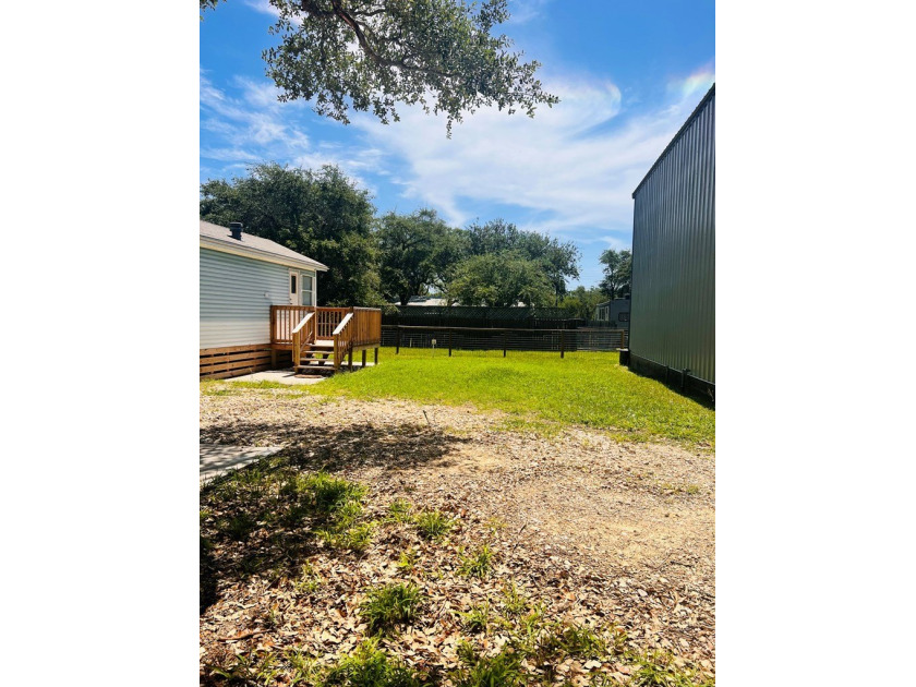 Two spacious lots with room to expand or customize. One lot - photo 3
