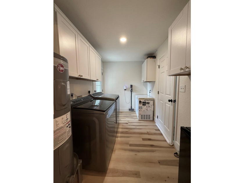 Cute as a Button! UPDATED &amp; REMODELED, move in ready, no city - photo 11