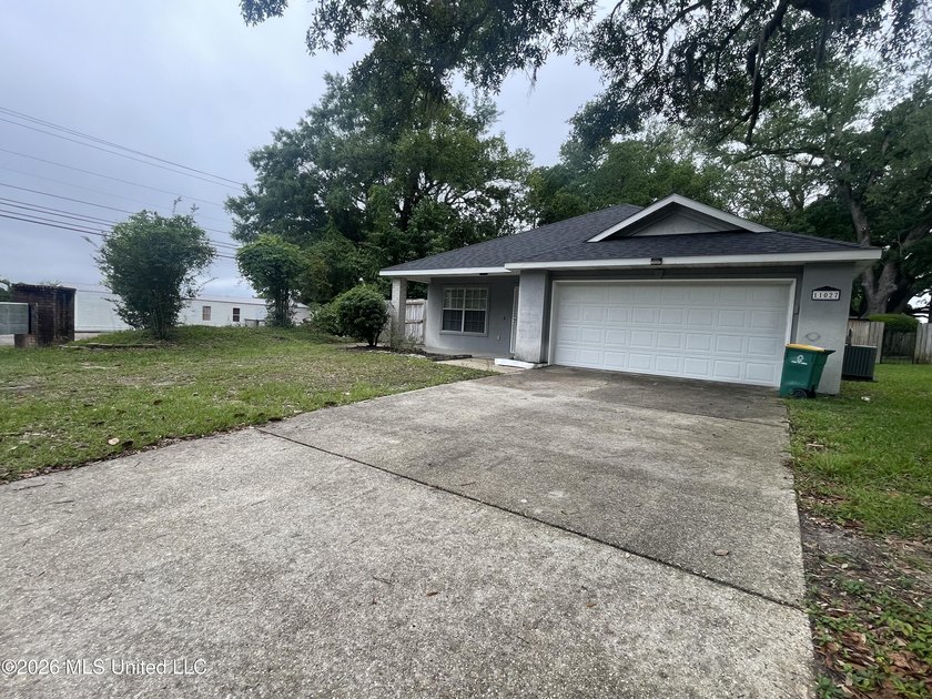 Great starter home in a convenient location! Just minutes from - photo 2