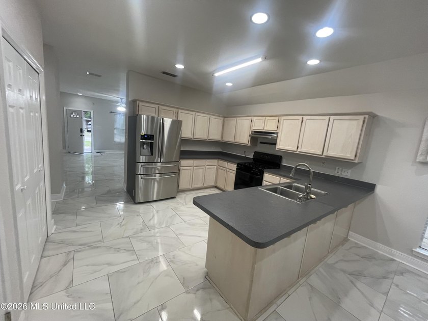 Great starter home in a convenient location! Just minutes from - photo 6
