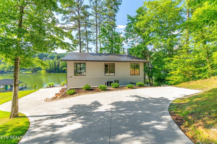 Welcome to your own private waterfront retreat! Built in 2022 - photo 3