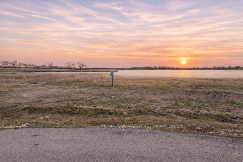 300+ feet of shoreline on Lake Halbert/Magnolia! - photo 2