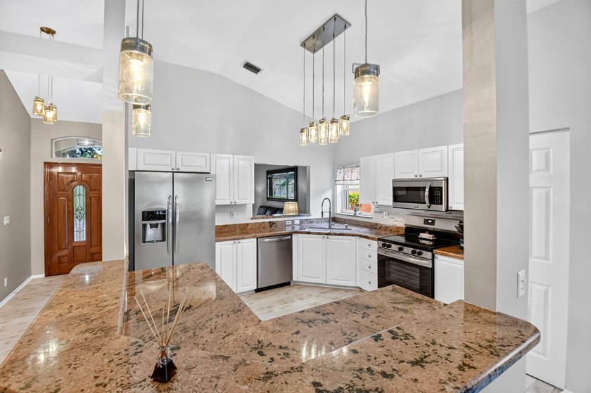 WOW - Awesome Lakefront home, turnkey and ready for new owners - photo 10