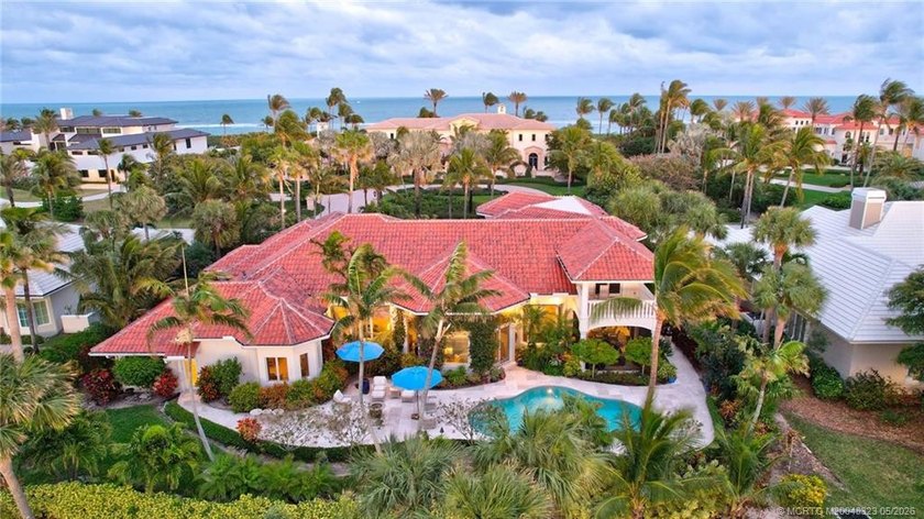 This elegant Sailfish Point estate is ideally positioned on the - photo 3
