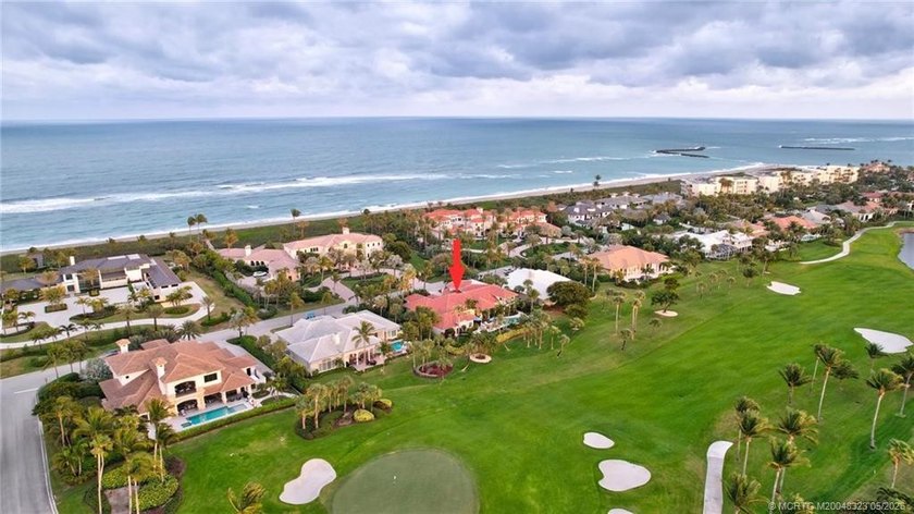 This elegant Sailfish Point estate is ideally positioned on the - photo 5