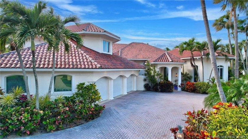 This elegant Sailfish Point estate is ideally positioned on the - photo 6