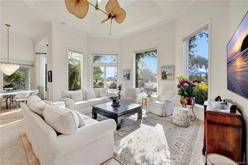 This elegant Sailfish Point estate is ideally positioned on the - photo 10