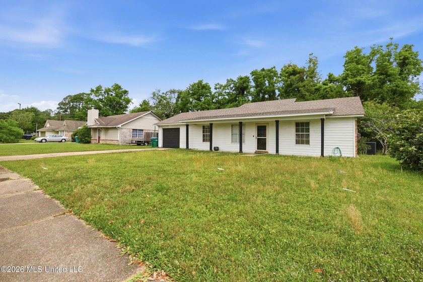 Welcome to your beautifully updated 3-bedroom, 2-bathroom home - photo 5