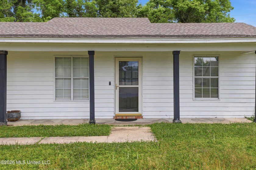 Welcome to your beautifully updated 3-bedroom, 2-bathroom home - photo 6