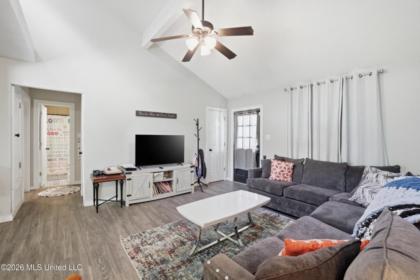 Welcome to your beautifully updated 3-bedroom, 2-bathroom home - photo 8