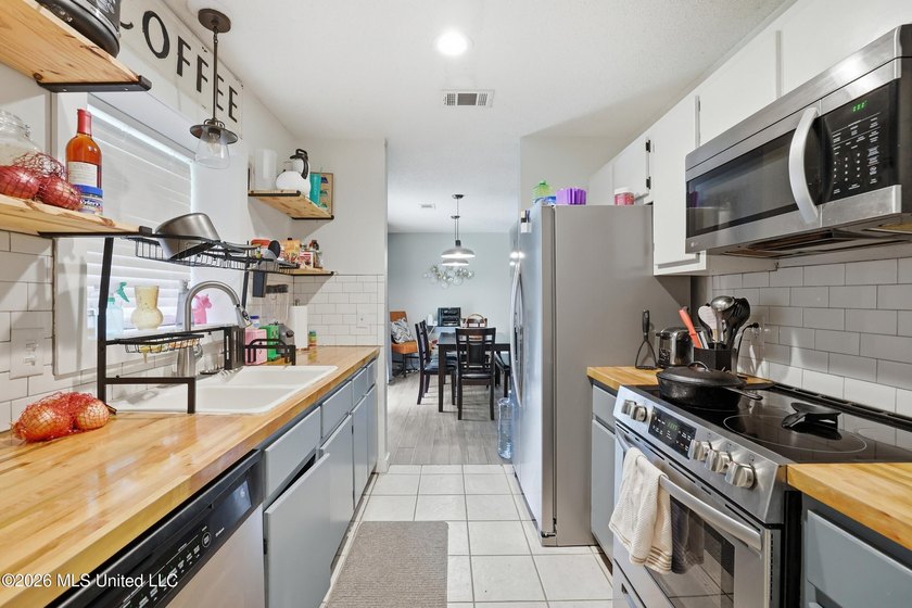 Welcome to your beautifully updated 3-bedroom, 2-bathroom home - photo 10