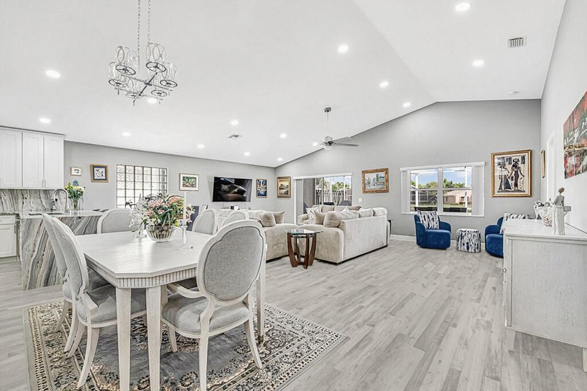 ENORMOUS GREAT ROOM! ONE OF A KIND OPEN FLOOR PLAN! LIKE NEW! - photo 2