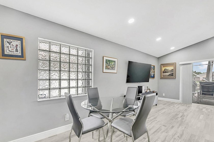 ENORMOUS GREAT ROOM! ONE OF A KIND OPEN FLOOR PLAN! LIKE NEW! - photo 9