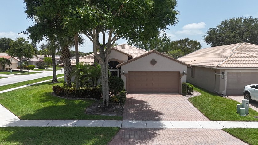 MOTIVATED AND READY TO SELL!! Welcome home to this - photo 2