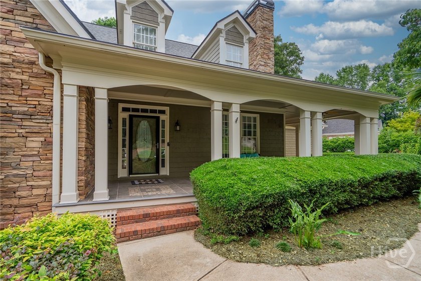 Beautiful 5-bedroom, 4.5-bath home located in the highly - photo 4