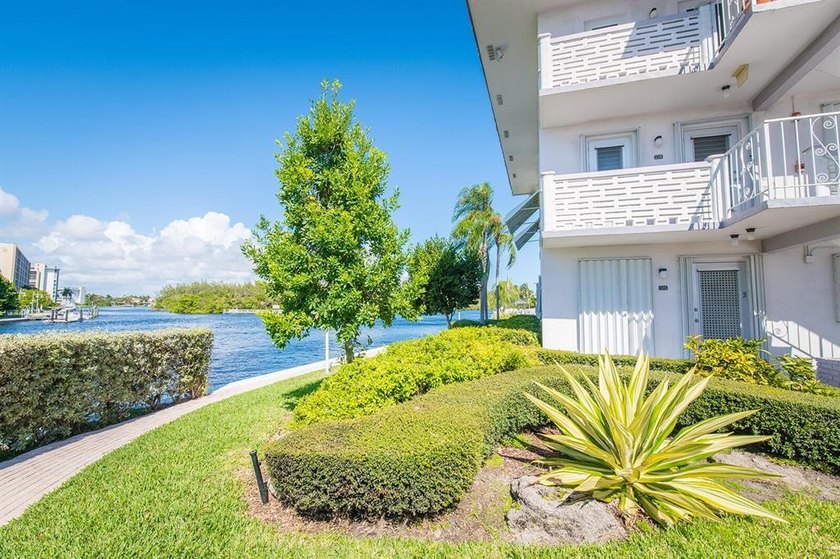 Experience the South Florida lifestyle in this tastefully - photo 8