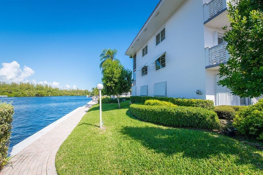 Experience the South Florida lifestyle in this tastefully - photo 9