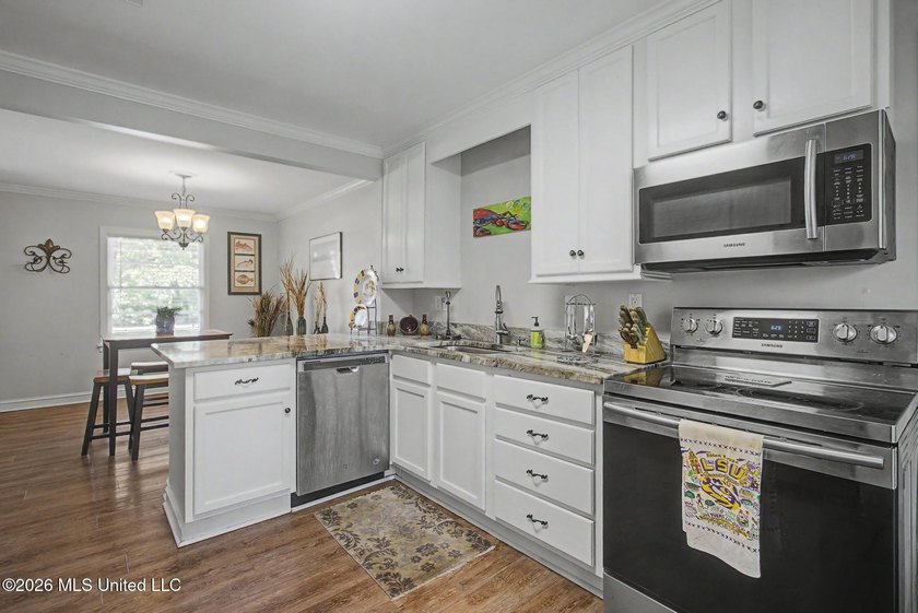 Welcome home to the heart of Bayou View! This beautifully newly - photo 6