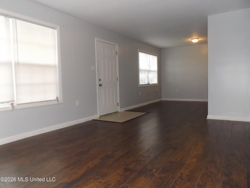 Fresh paint and new flooring and blinds showcase this 4 bedroom - photo 2