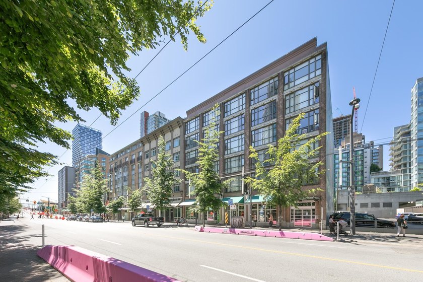 This bright condo offers exceptional value, perfect for savvy - photo 3