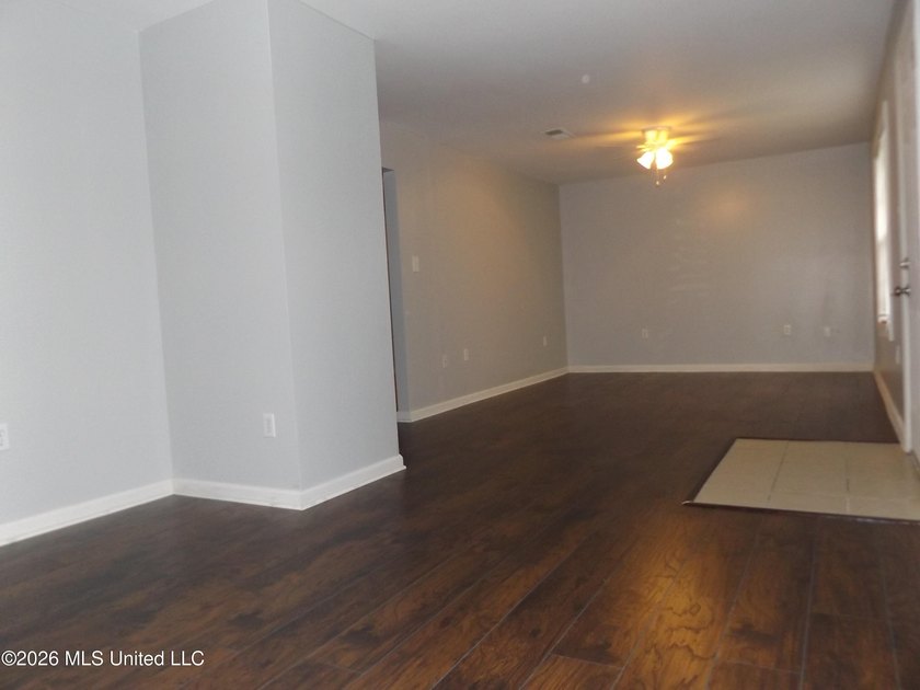 Fresh paint and new flooring and blinds showcase this 4 bedroom - photo 3
