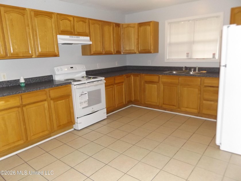 Fresh paint and new flooring and blinds showcase this 4 bedroom - photo 4