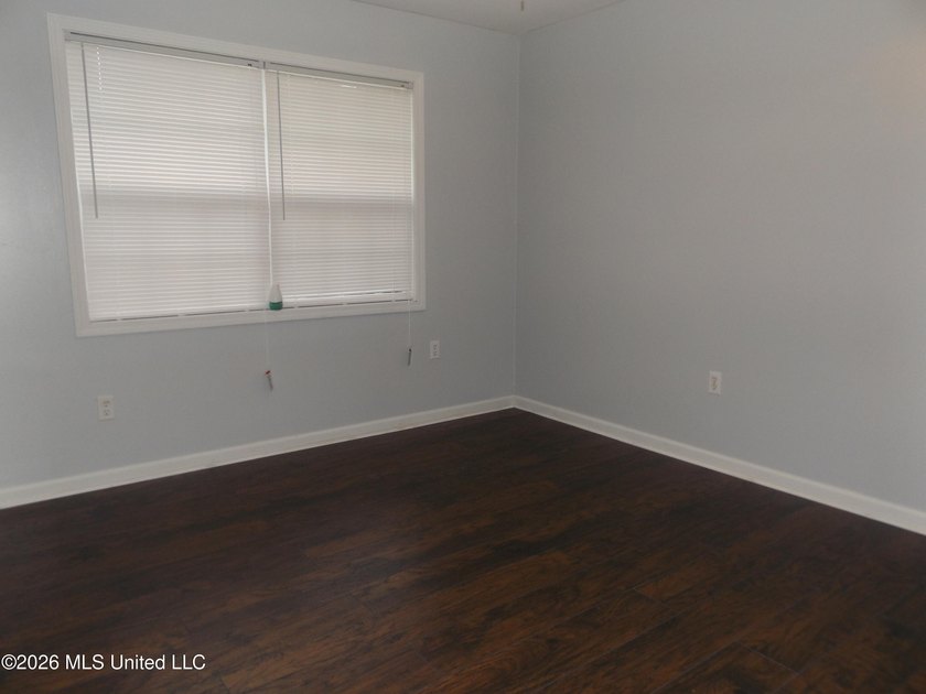 Fresh paint and new flooring and blinds showcase this 4 bedroom - photo 5