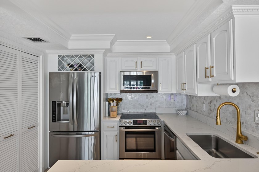 Beautifully updated and move-in ready, this spacious 2BR/2BA - photo 5