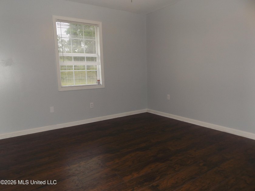 Fresh paint and new flooring and blinds showcase this 4 bedroom - photo 9
