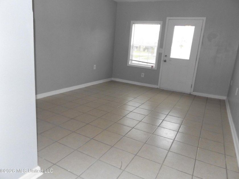 Fresh paint and new flooring and blinds showcase this 4 bedroom - photo 10